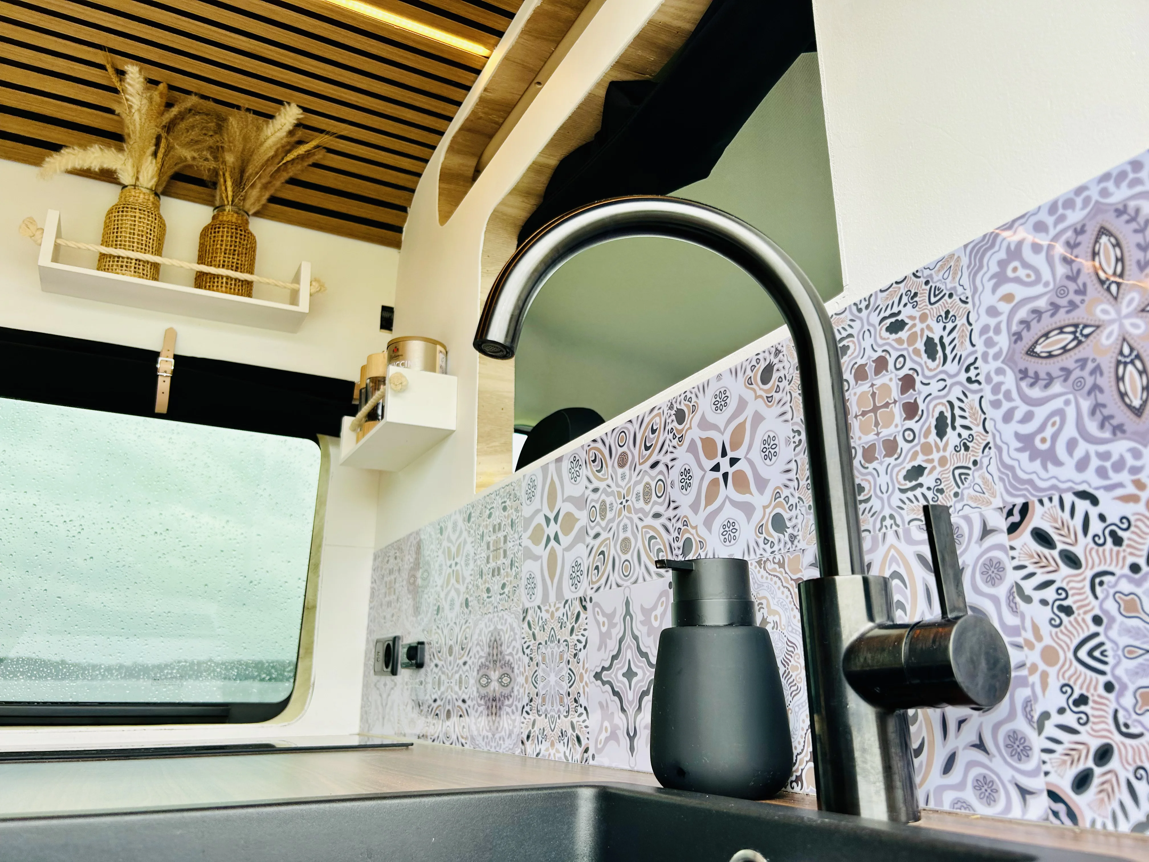 Volwaardige keuken in een camper Van van Granada Beach met warmwater kraan