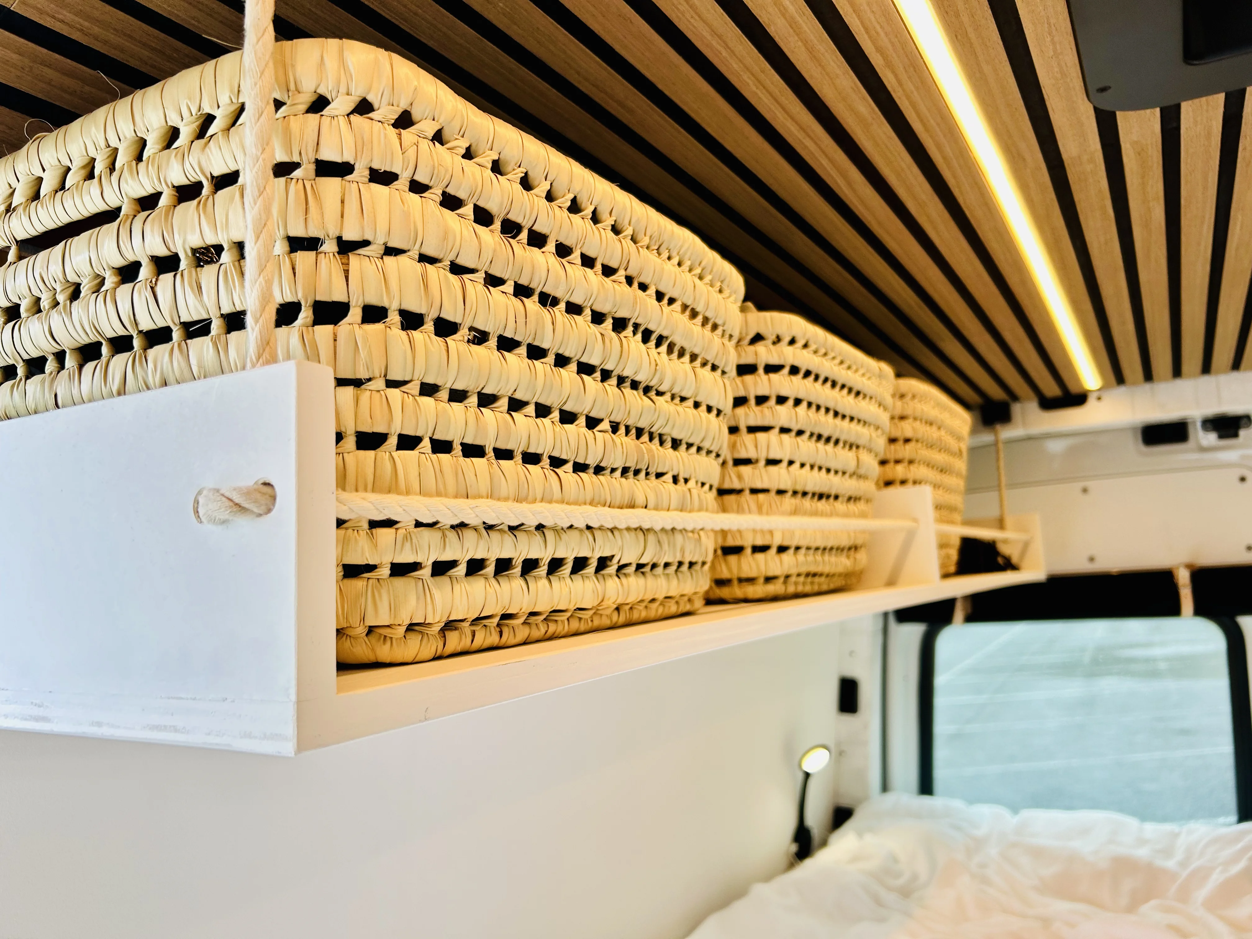 Boho opberg manden in een camper Van van Granada Beach