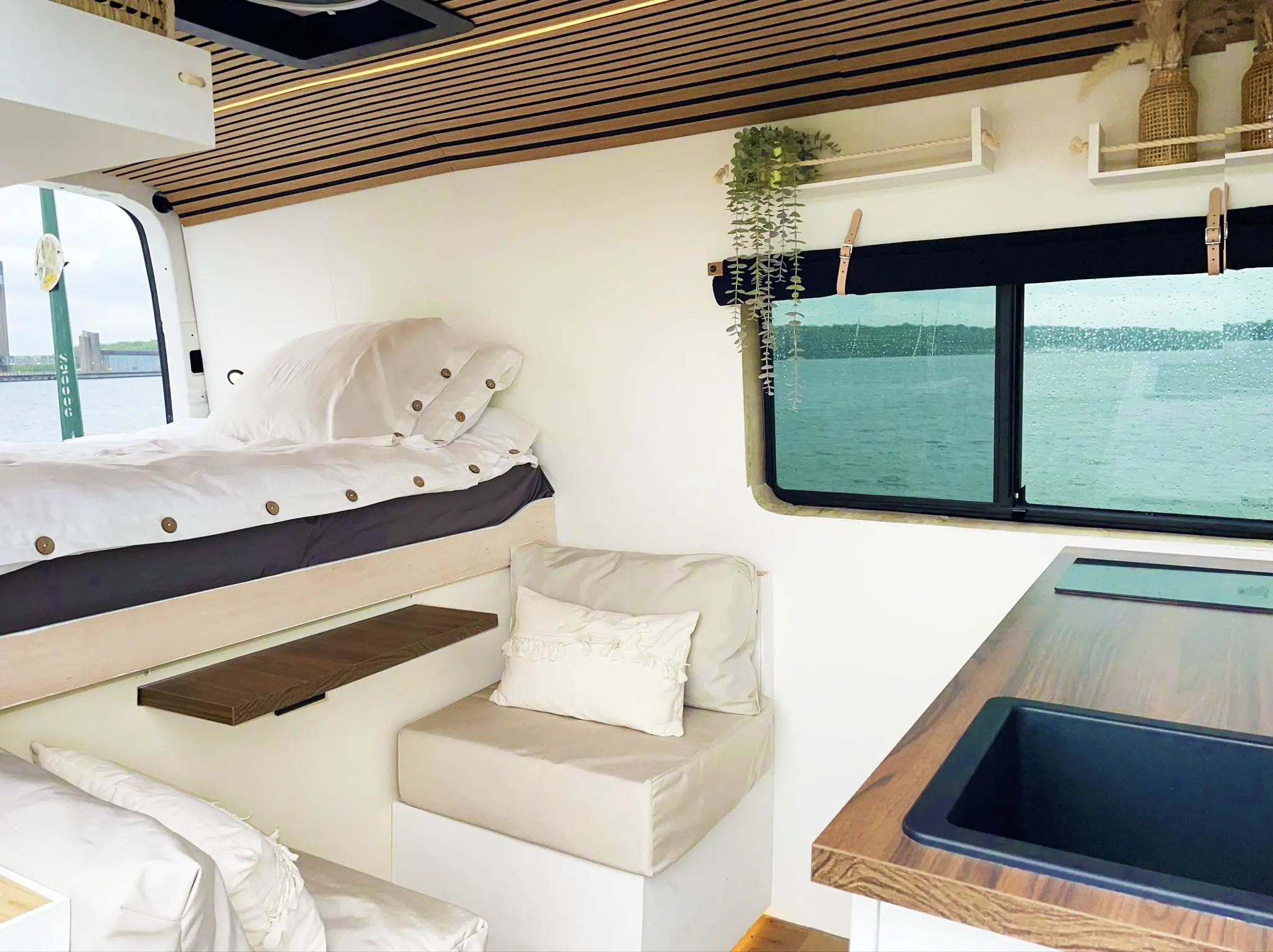 Zitplaatsen met uitschuifbare tafel in een camper Van van Granada Beach