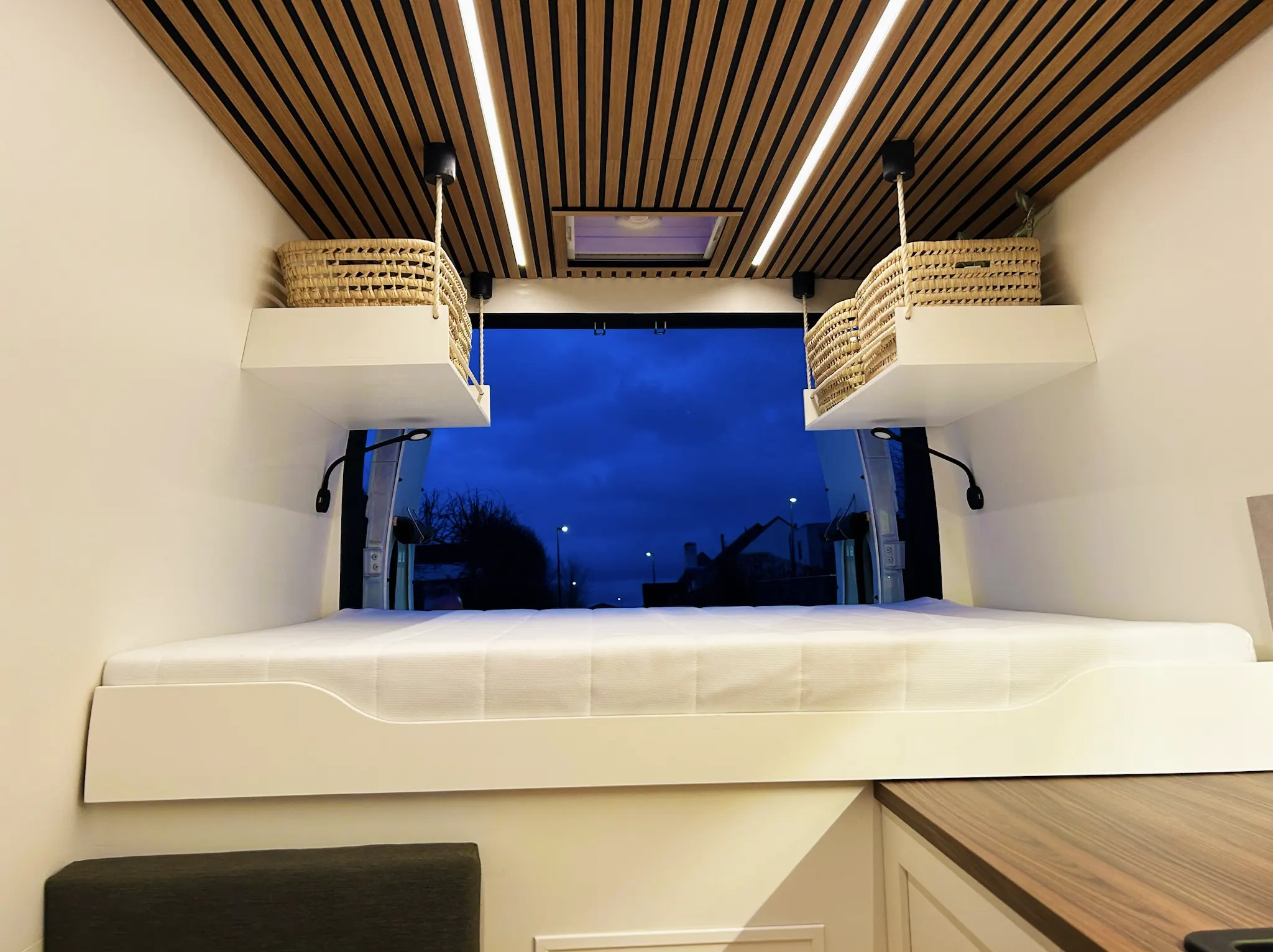 Uitschuifbaar bed met matras in een camper Van van Granada Beach