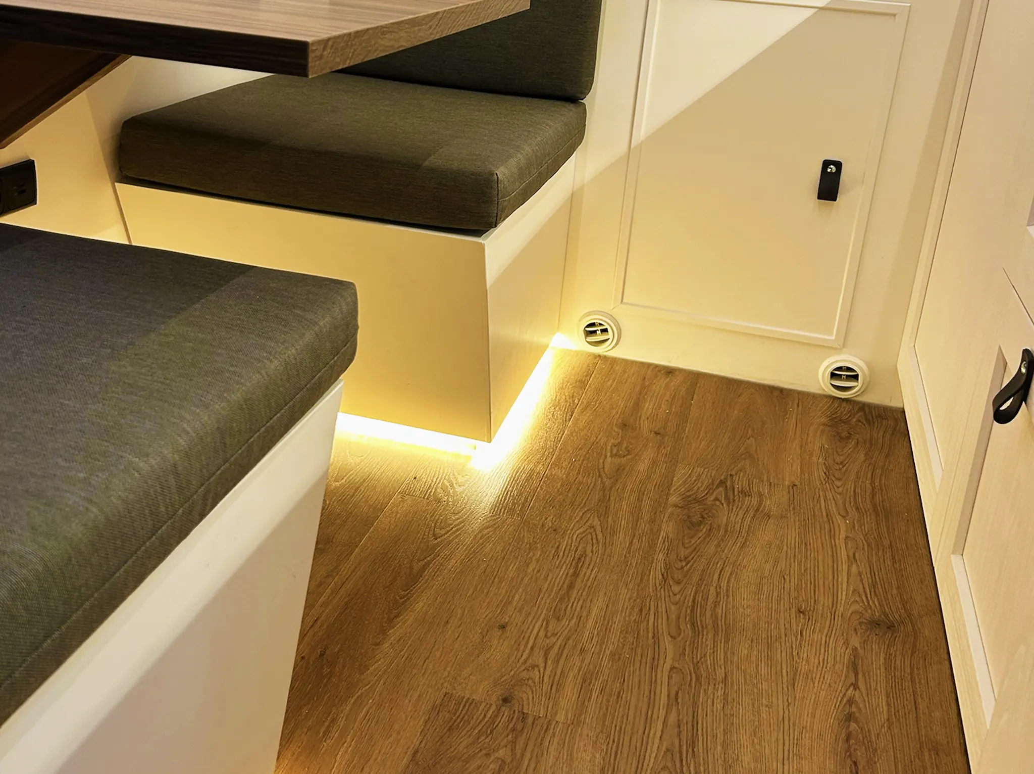 Indirecte ledverlichting onder de zetels in een camper Van van Granada Beach