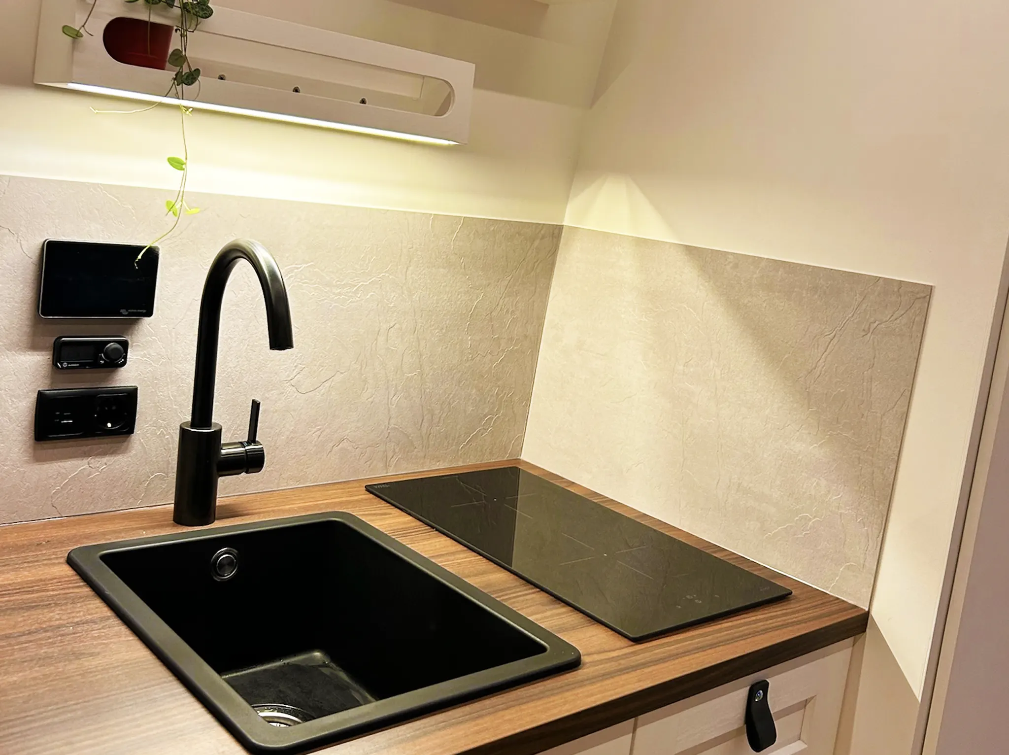 Koken op inductie in een camper Van van Granada Beach