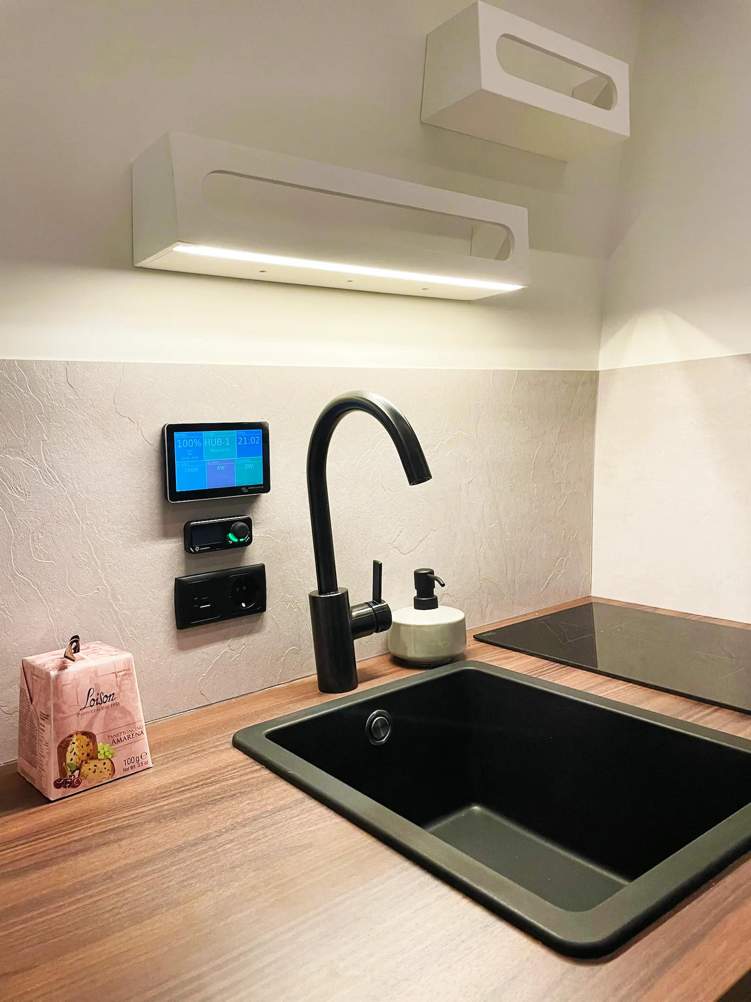 Victron GX Touch en Autoterm Comfort Control in een camper Van van Granada Beach