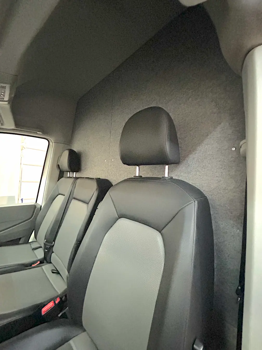 Perfecte afwerking cabine tussenwand