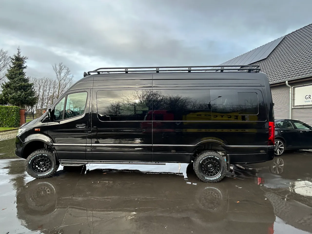 Mercedes Sprinter camper – zijruiten met glaslook geplaatst